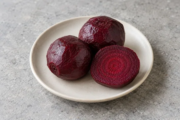 Rote Bete in natürlicher Küchenumgebung