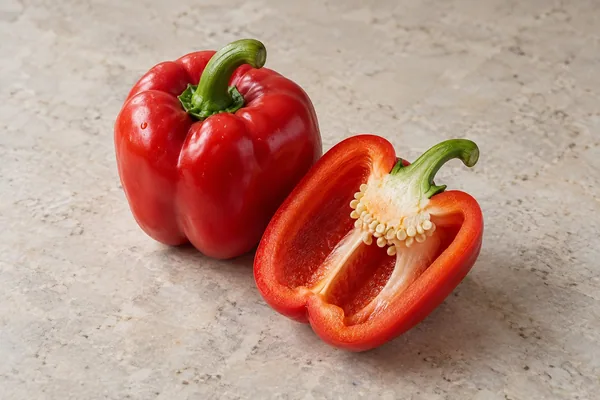 Rote Paprika / Peperoni in natürlicher Küchenumgebung