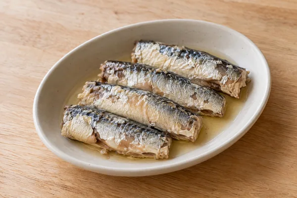 Sardinen aus der Dose in einer kleinen ovalen Schale