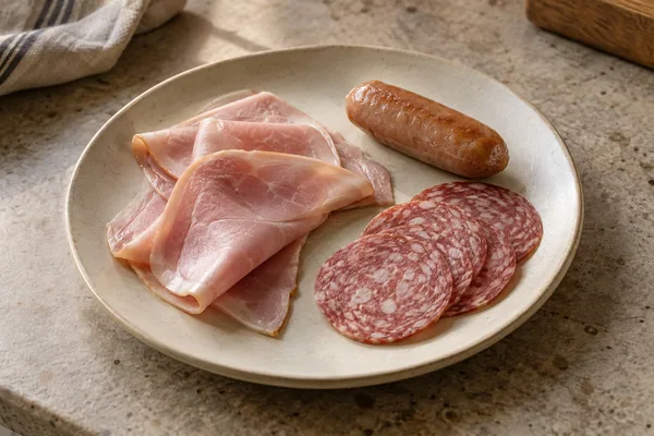 Kleine Auswahl aus Schinken, Salami und Wurst auf einem Teller